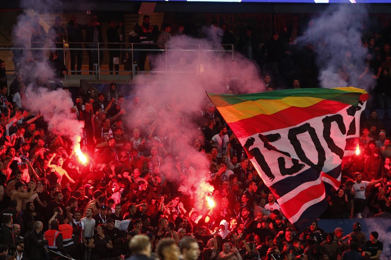 ИНЦИДЕНТИ У ПАРИЗУ: Сукоб навијача са полицијом испред стадиона